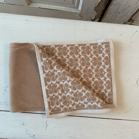 Coach tan and white Merino wool scarf - Picture 6 of 6